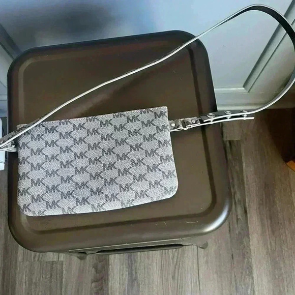Michael Kors belt bag - Picture 3 of 4